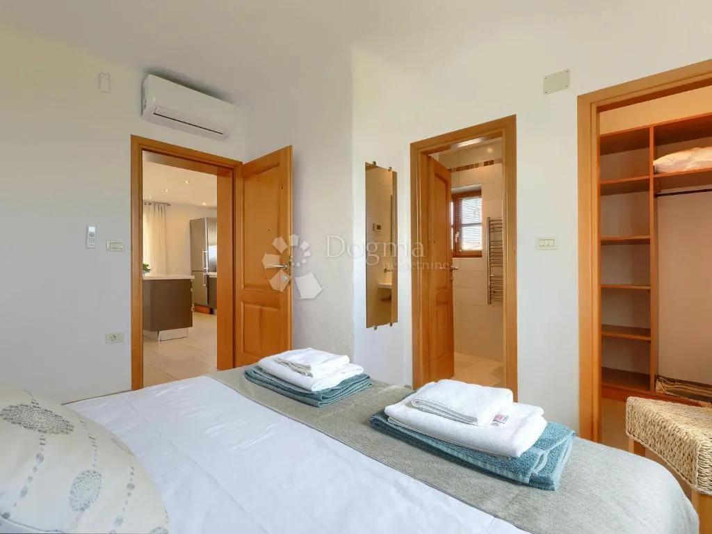 šarmantna vila na brežuljku - slika 10