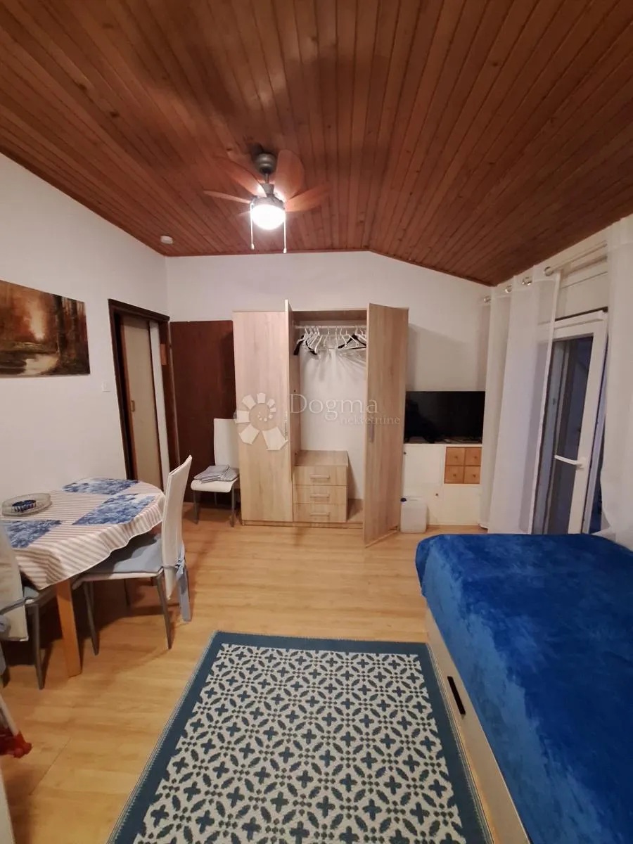 vodice, predivna kuća s tri stambene jedinice - slika 24