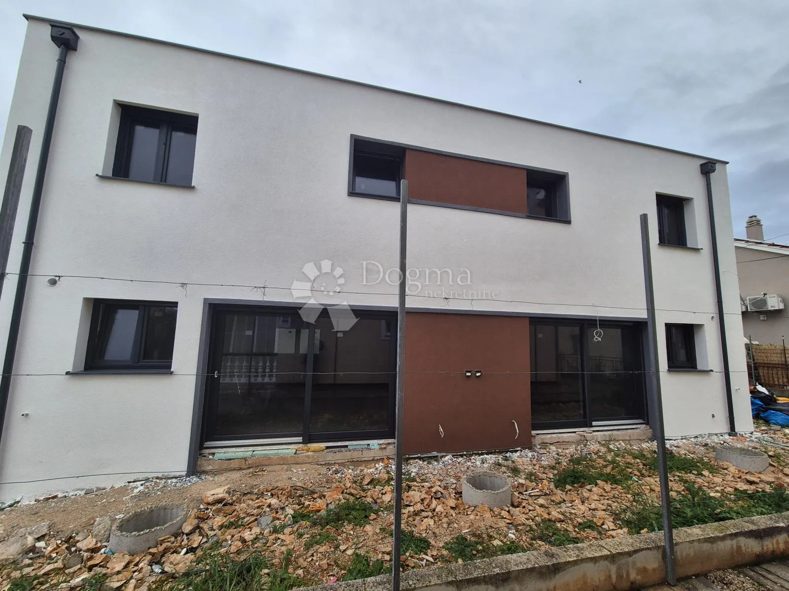 Vodice - nova kuća 130 m2 - povoljno S2