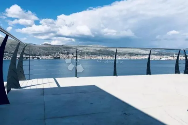 futuristička vila sa bazenom vii - slika 15