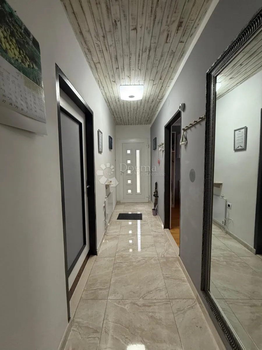 kuća s 2 stana - 300 m od mora - slika 20