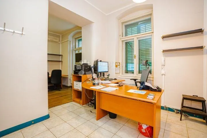 ured na par minuta od korza - slika 7