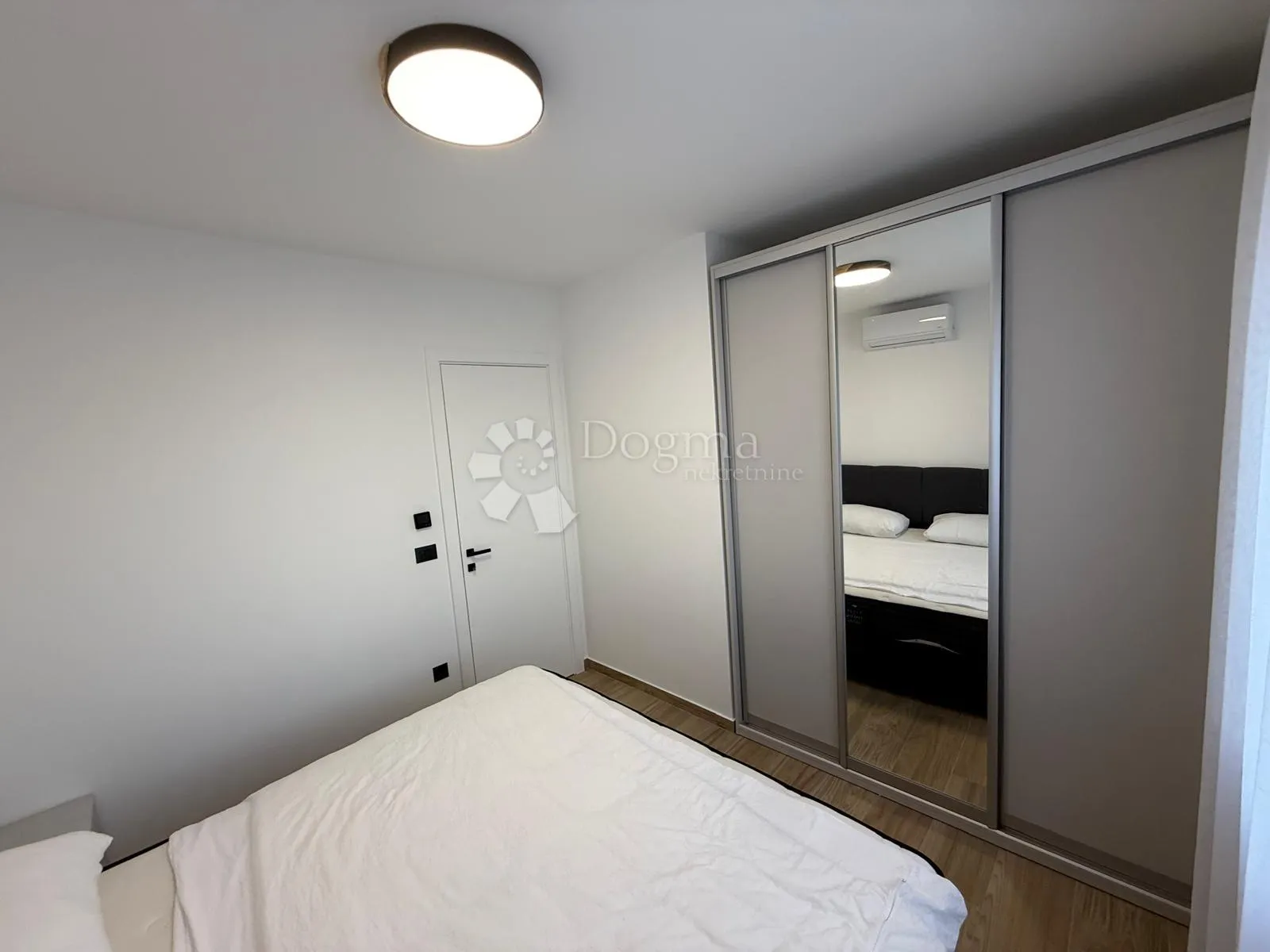 luksuzan namješten penthouse s pogledom na more - slika 21