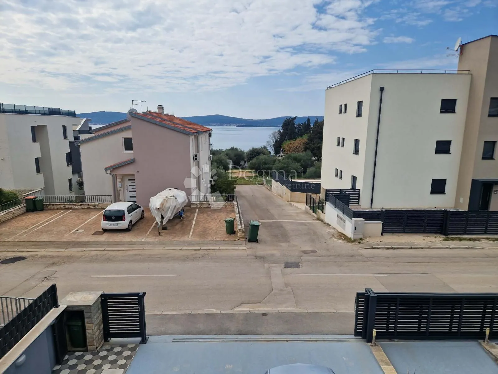 kuća s 4 apartmana - drugi red od mora - slika 60
