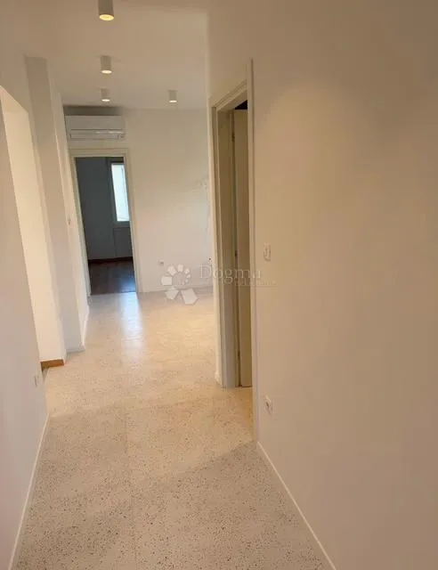 vojak-97m2,3skl,kompletno adaptiran ,balkon, - slika 3