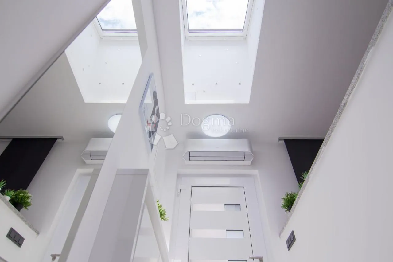 moderna villa na otoku krku s bazenom - slika 25