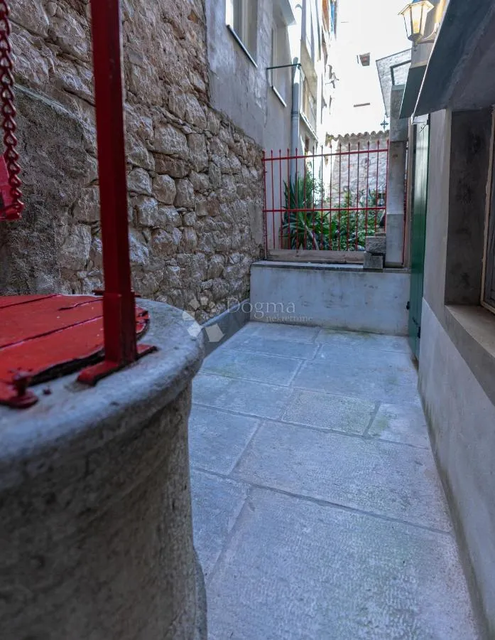 rovinj, centar – elegantan jednosoban stan u kamenoj zgradi, 200m od mora - slika 11