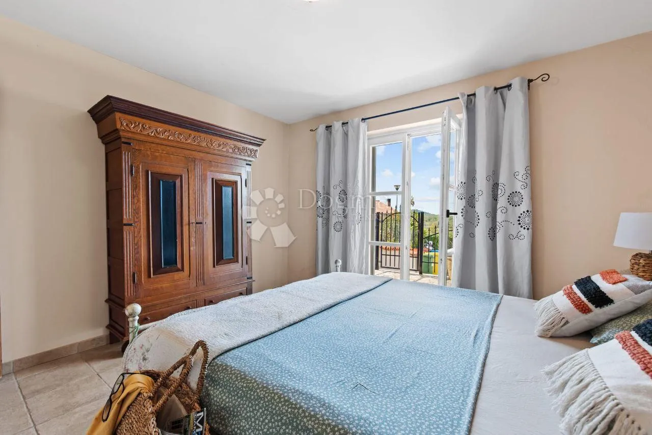 romantična kamena villa s bazenom - slika 21