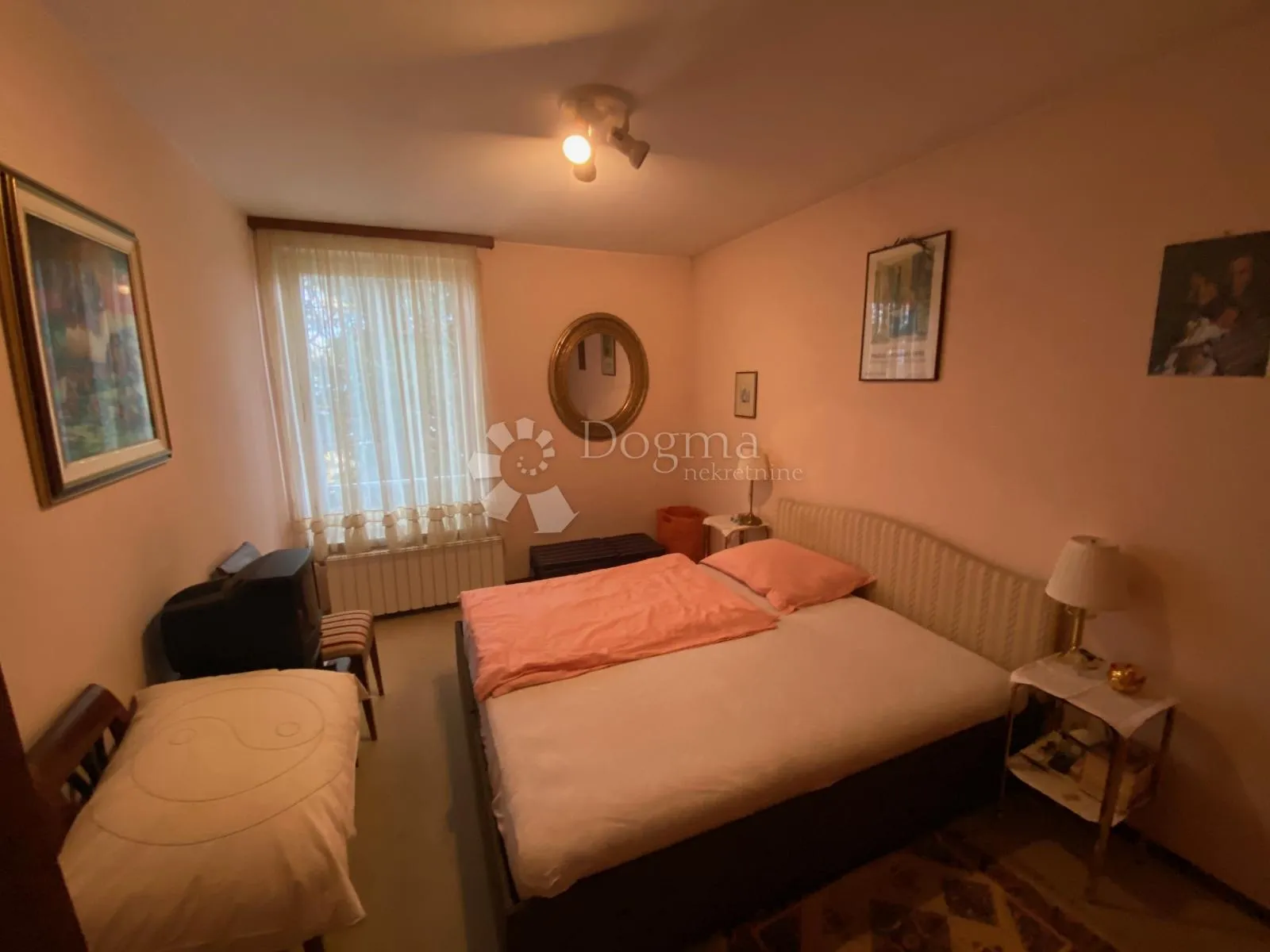 obiteljska kuća s okućnicom u centru ! - slika 9