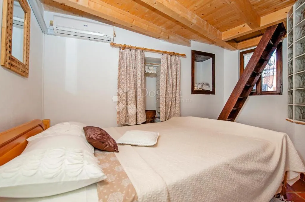 sjajan etažirani stan 40 m² – prvi i drugi kat, 100 m od mora! - slika 10