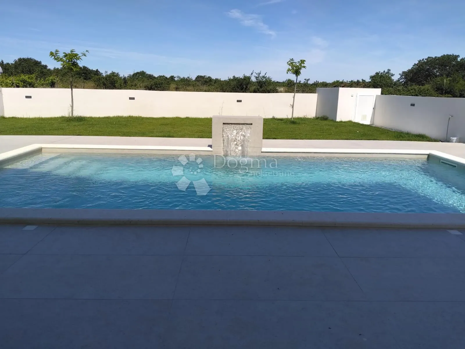 moderna vila s bazenom u žeravi - slika 18