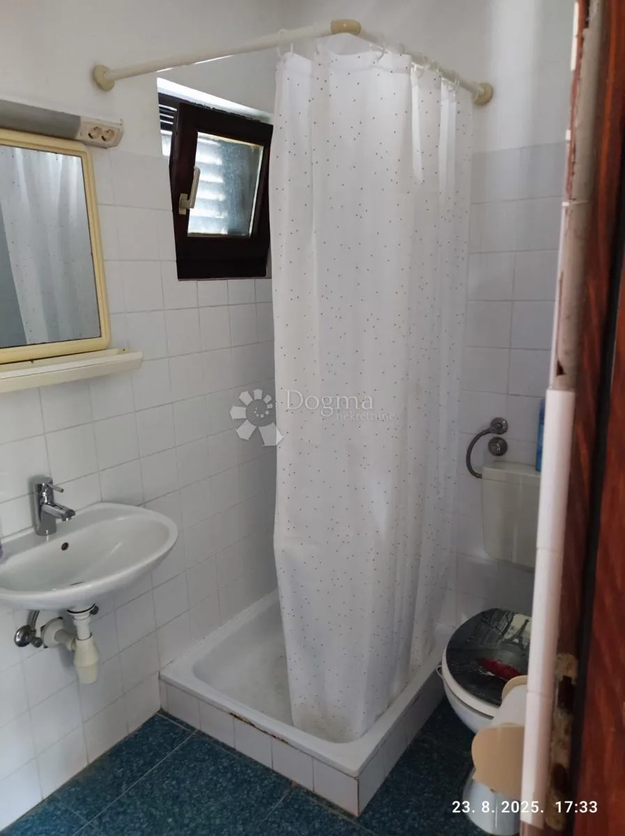 objekt sa tri zasebna apartmana, tražena lokacija kraj mora - slika 27