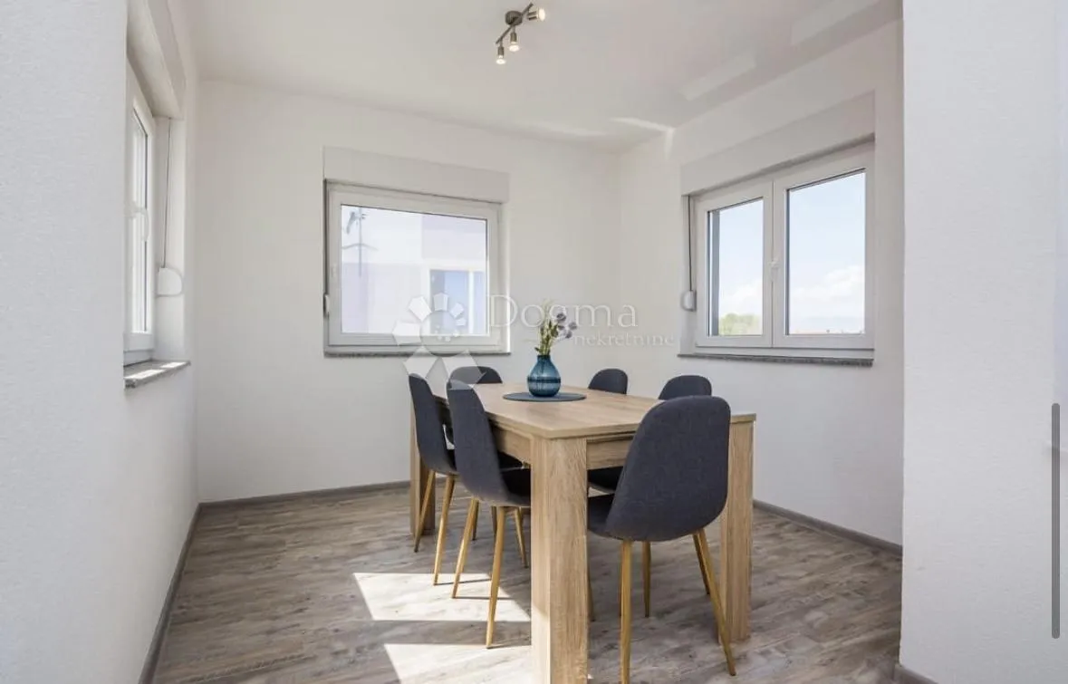 prodaje se kat kuće s dva moderno namještena apartmana centar vira - slika 8