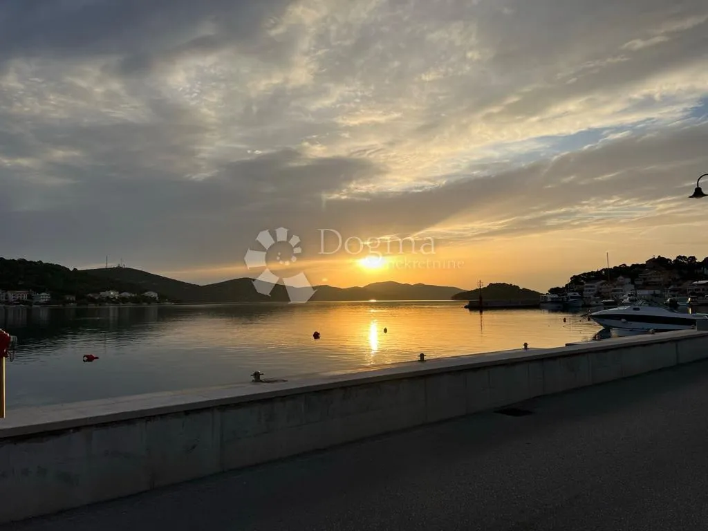 tisno kuća u prvom redu do mora odlična prilika - slika 16