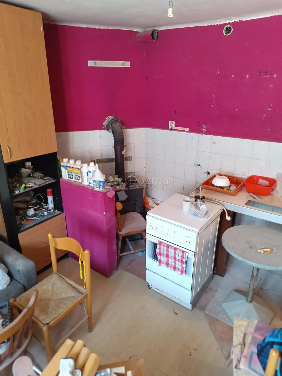 stan u kući za renovaciju - slika 3