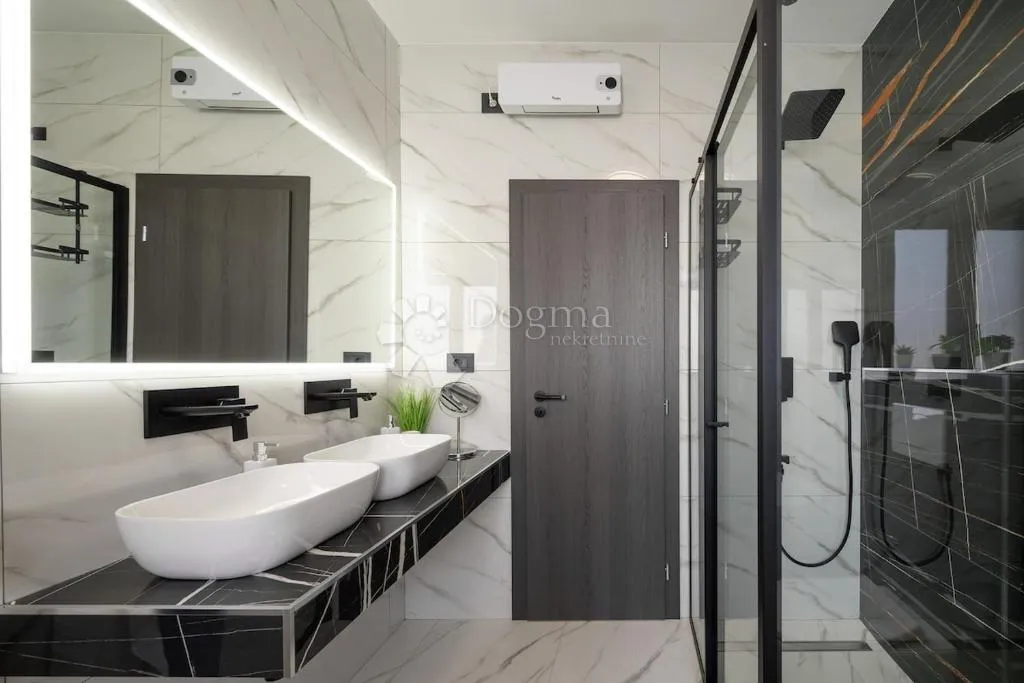 moderna kuća s bazenom, wellness zonom i privatnom okućnicom - slika 32