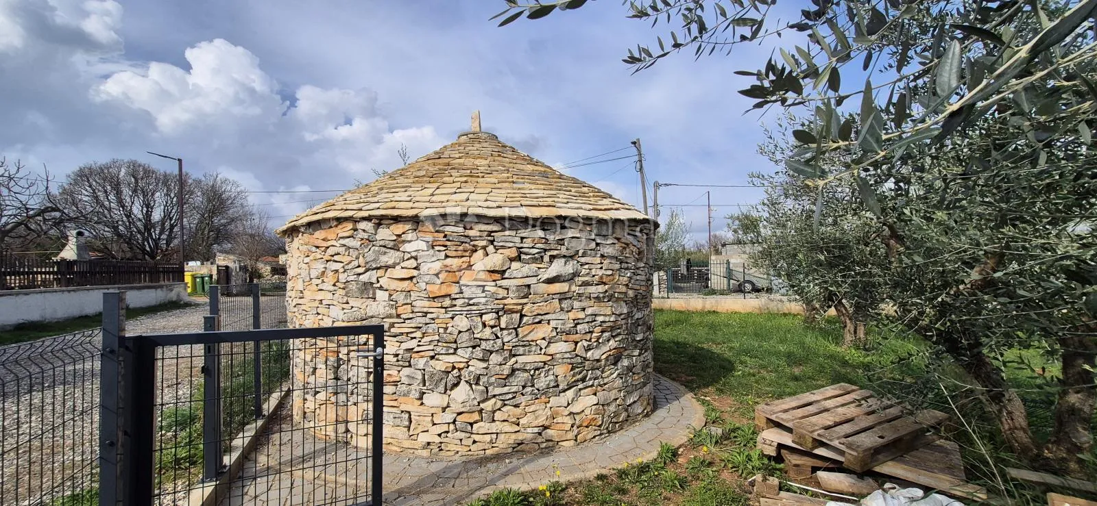 maslinik sa kamenim kažunom površine 15 m2, 1,5 km od mora - slika 9