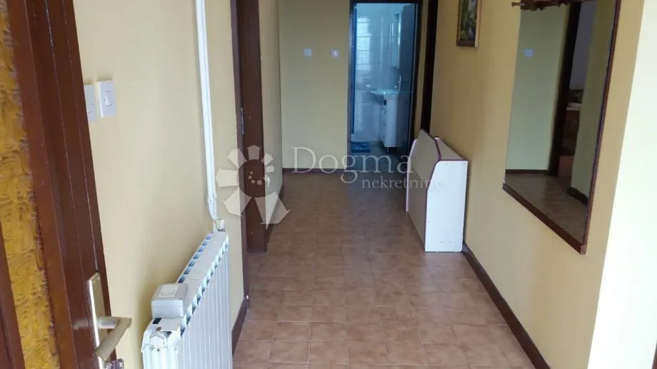 kuća sa 2 stana i prostranom građevinskom okućnicom - slika 12