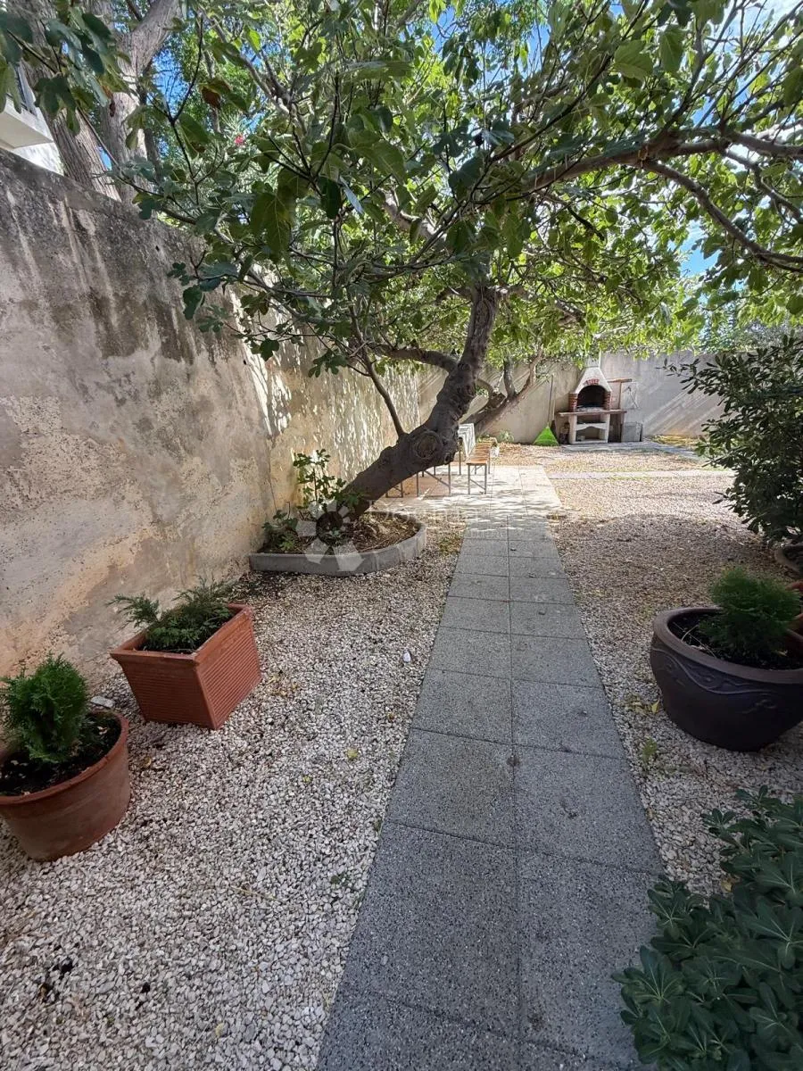 kuća na pagu s velikim dvorištem - 310m2 - slika 15