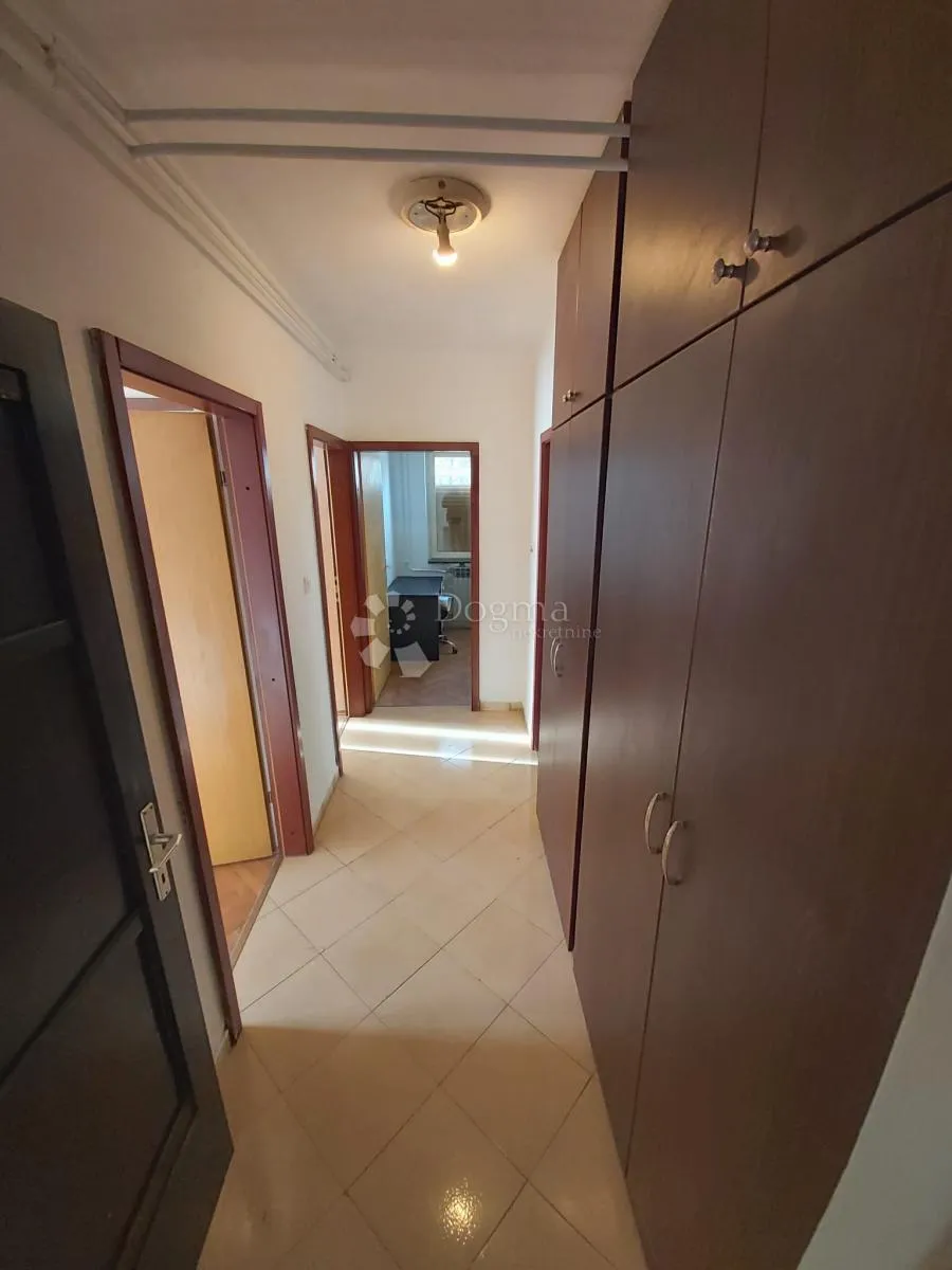 kuća s dva stana i 8300 m² građevinskog zemljišta - slika 11