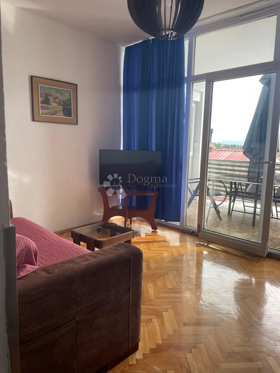 senj, kuća s dva stana i okućnicom. - slika 24