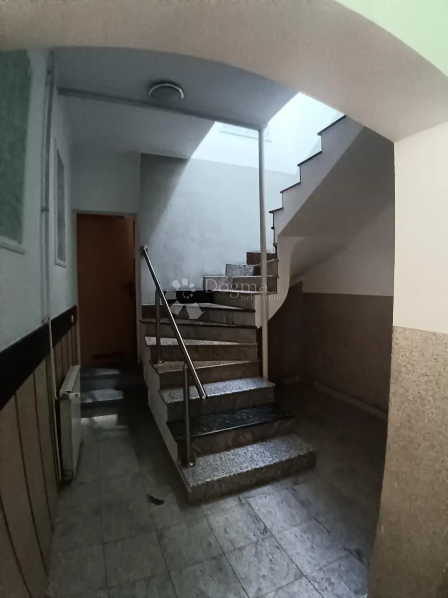 velika kuća s poslovnim prostorom i dodatnim objektima - slika 21