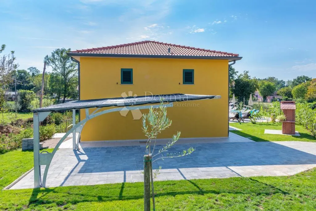 okolica labina,kuća sa 2 stana i bazenom u mirnom mjestu - slika 11