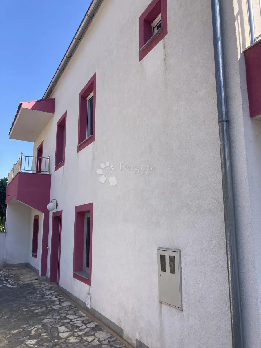 prilika - apartmanska kuća u pirovcu, 1. red do mora - slika 5