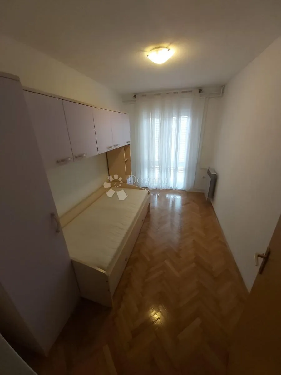 kuća s dva stana i 8300 m² građevinskog zemljišta - slika 17