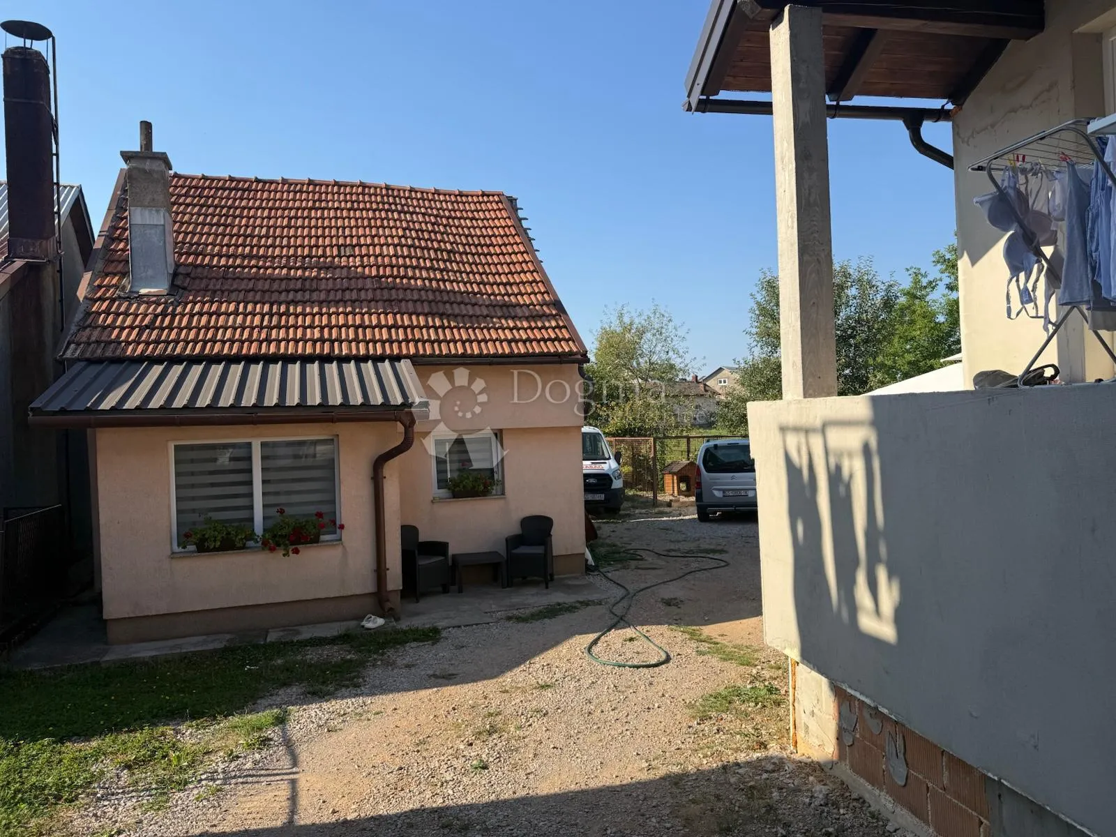 useljiva kuća sa pomoćnim stambenim objektom - slika 5