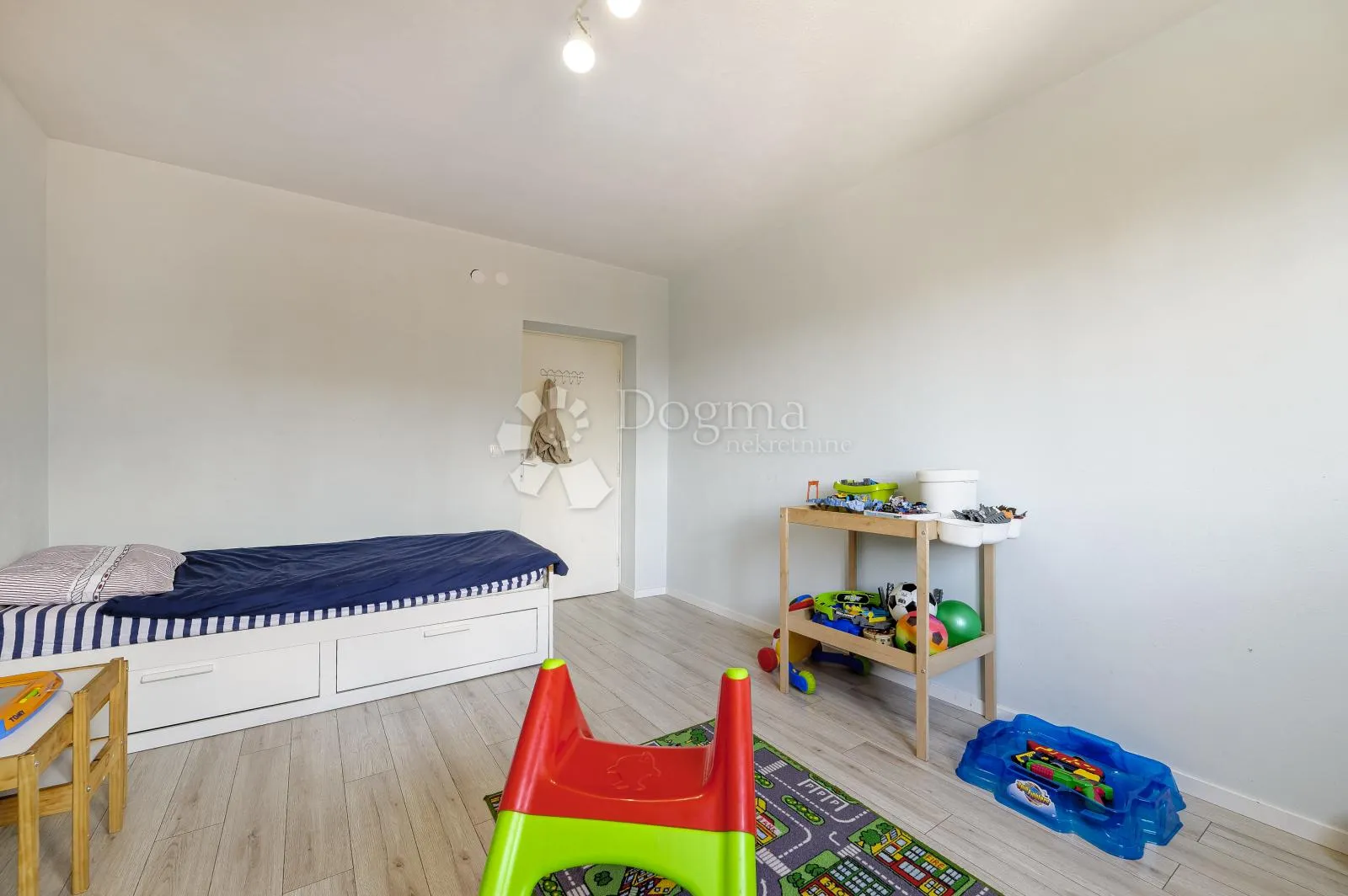 šibenik - renovirani stan u centru grada - slika 14
