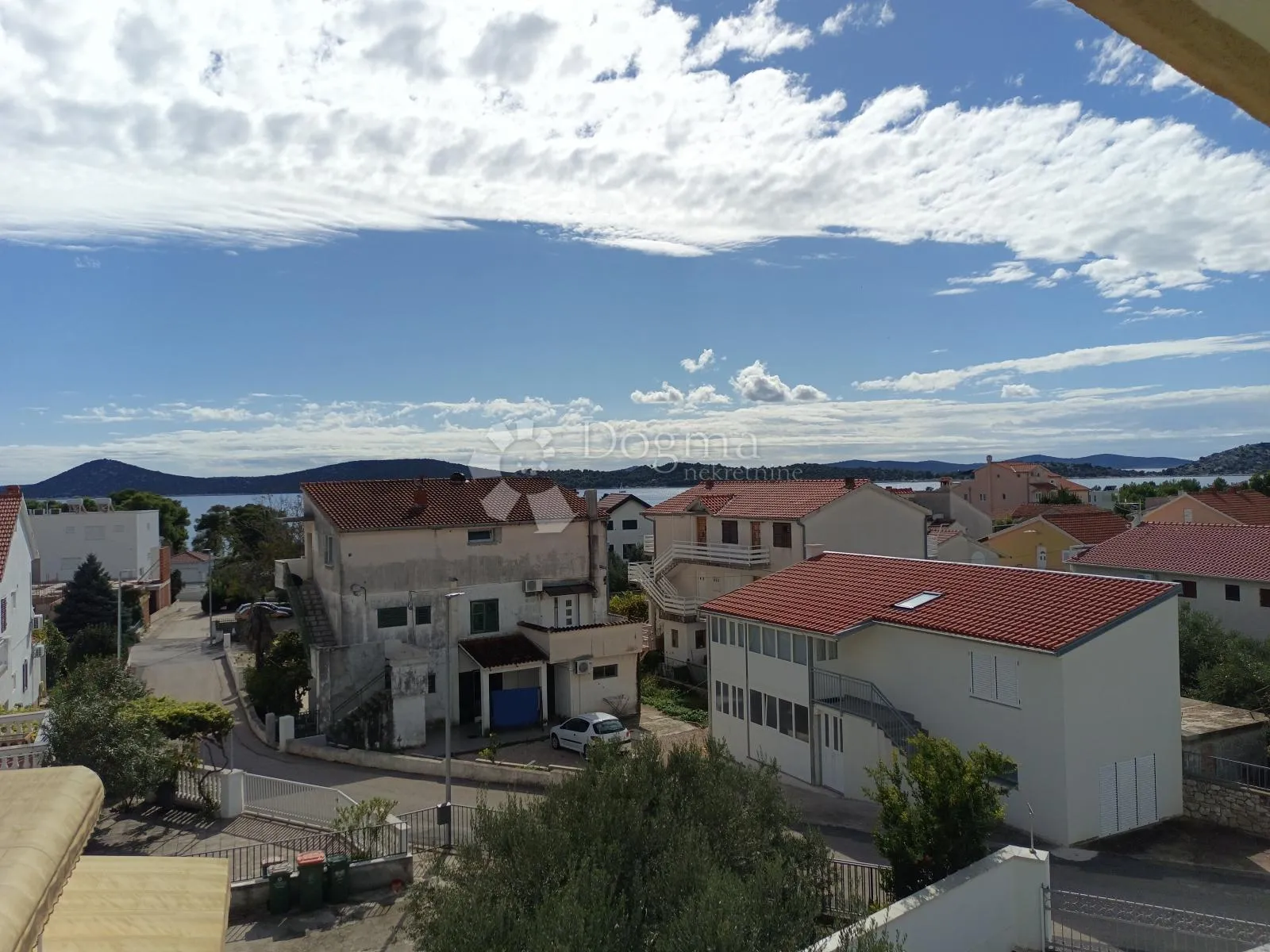 vodice prekrasna kuća sa 9 apartmana 100 metara od mora - slika 42