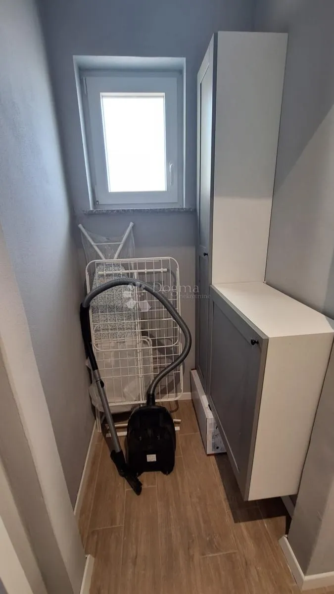 vila s bazenom okružena zelenilom - čeka na vas! - slika 18