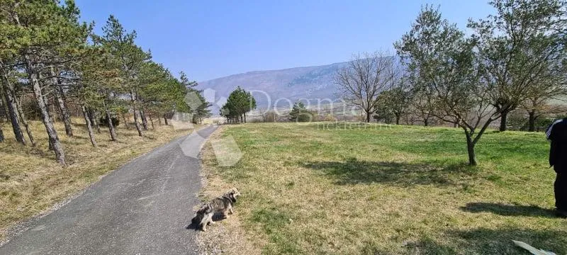 kuća sa 2 stana i prostranom građevinskom okućnicom - slika 34