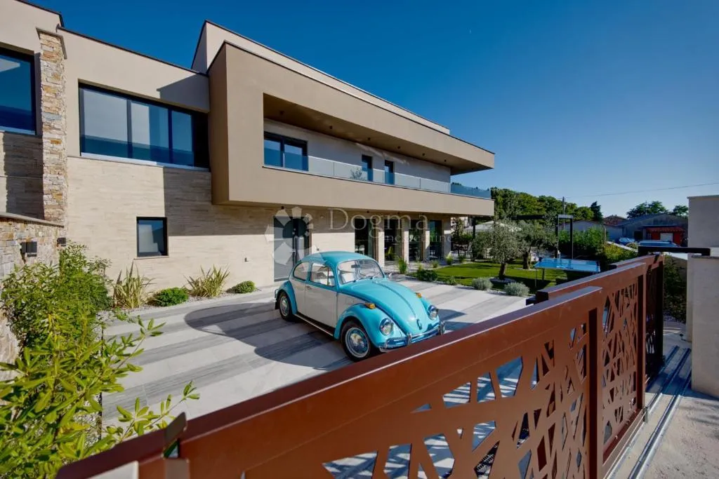 moderna villa s bazenom, saunom i jacuzzijem - slika 23