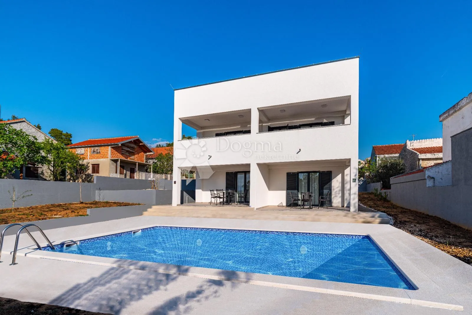 kuća s bazenom i pogledom na more – novigrad - slika 26
