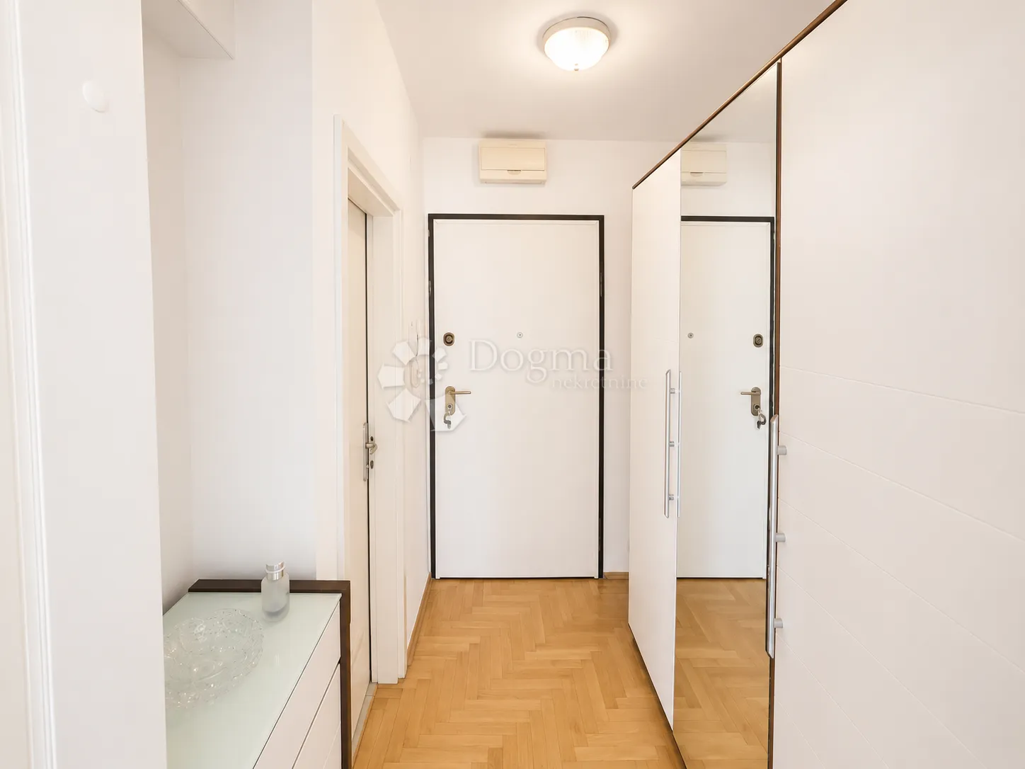 stan bez ulaganja + parking, balkon i spremište - slika 7