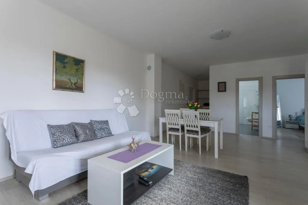 apartman sa bazenom u zatonu - slika 8