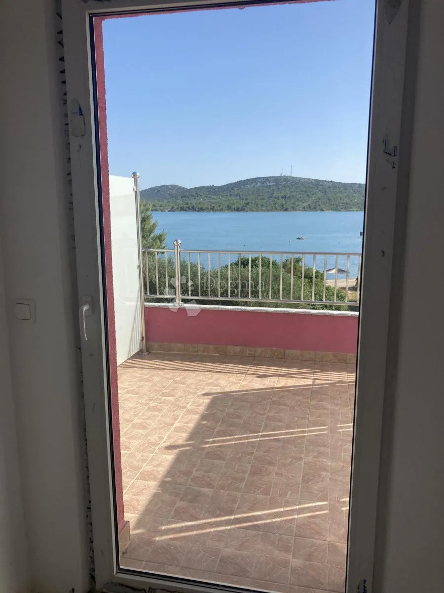 prilika - apartmanska kuća u pirovcu, 1. red do mora - slika 52