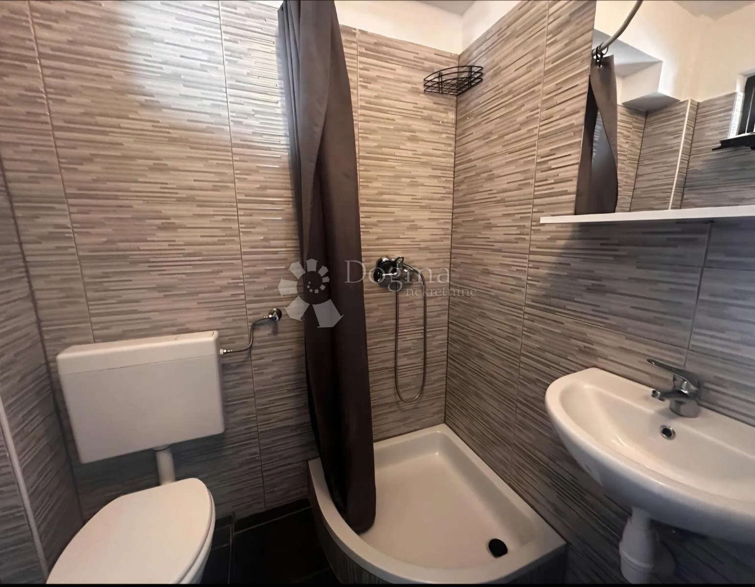 apartmanska kuća sa zatvorenim bazenom, nemira, omiš - slika 3