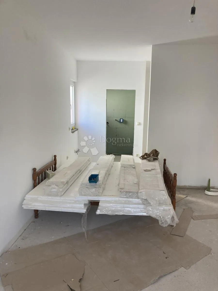 prilika - apartmanska kuća u pirovcu, 1. red do mora - slika 35