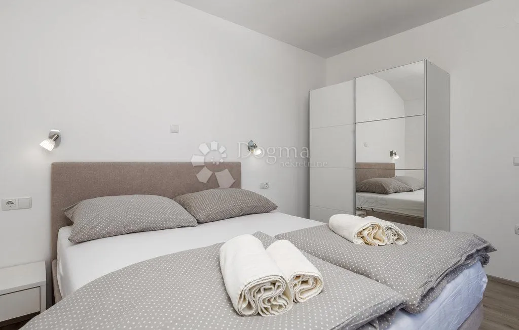 banjol-dvojna mediteranska vila s pogledom na more i bazenima - slika 38