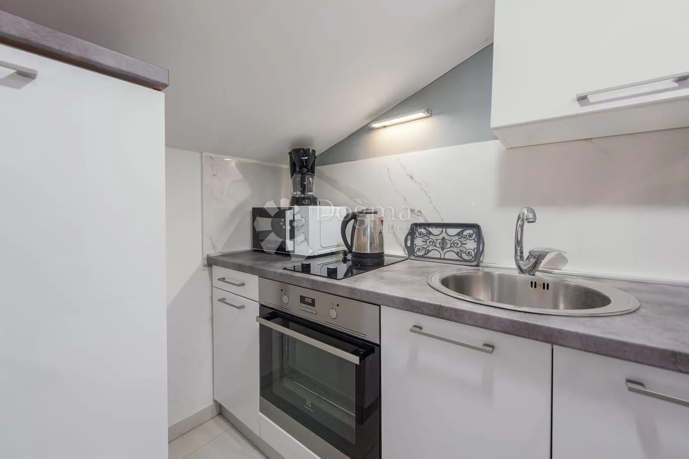 apartman uz more s pogledom namješten - slika 16