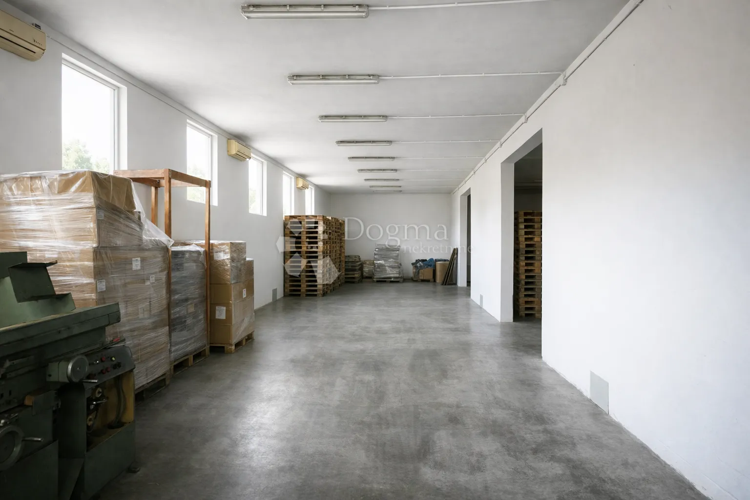 industrijska hala 340m2 + veliko zemljište u pazinu. idealno za skladište i proizvodnju - slika 2