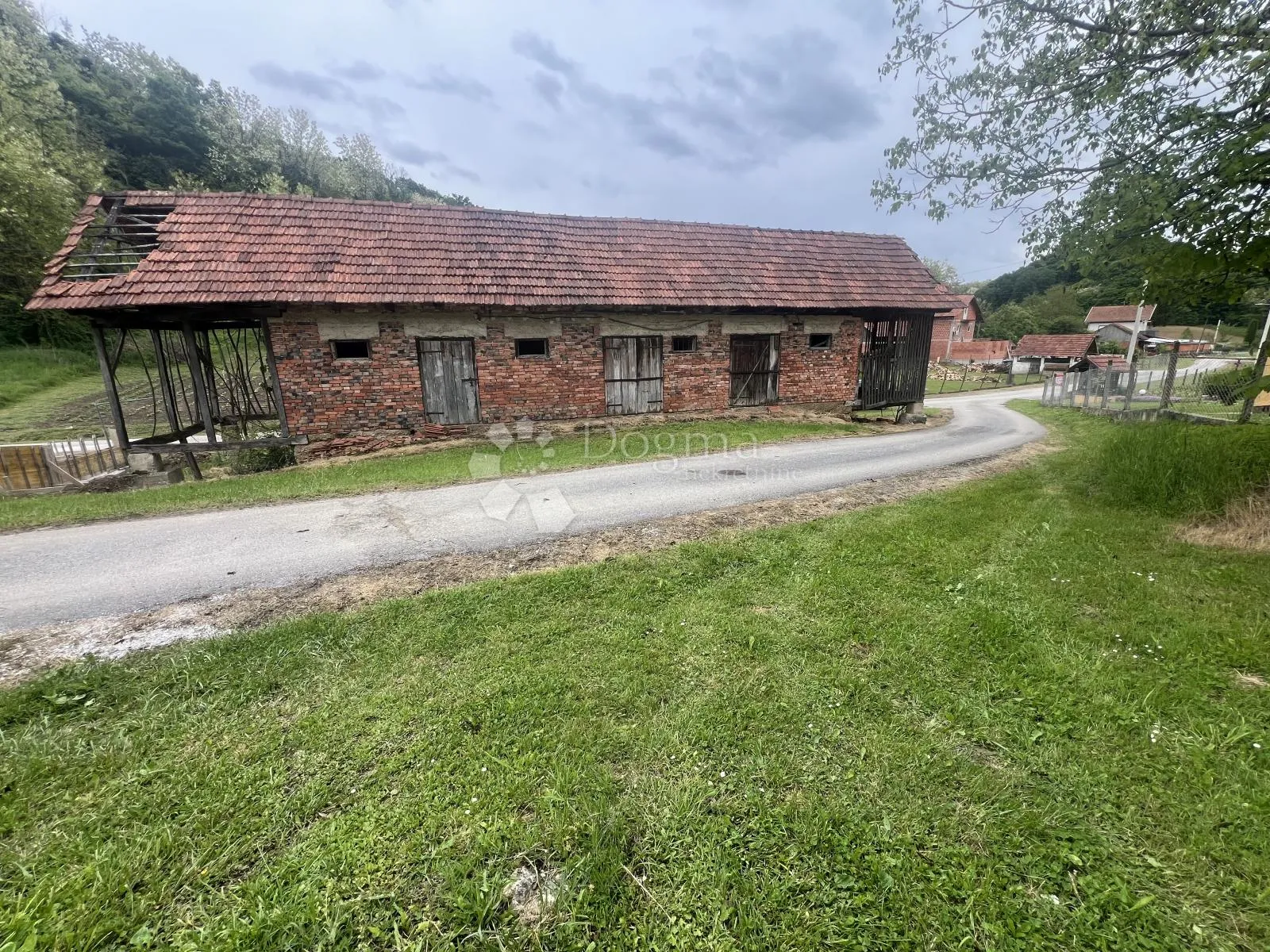 građevinsko zemljište 1.600 m2 sa starom kućom za rušenje - okolica bedekovčine - slika 5