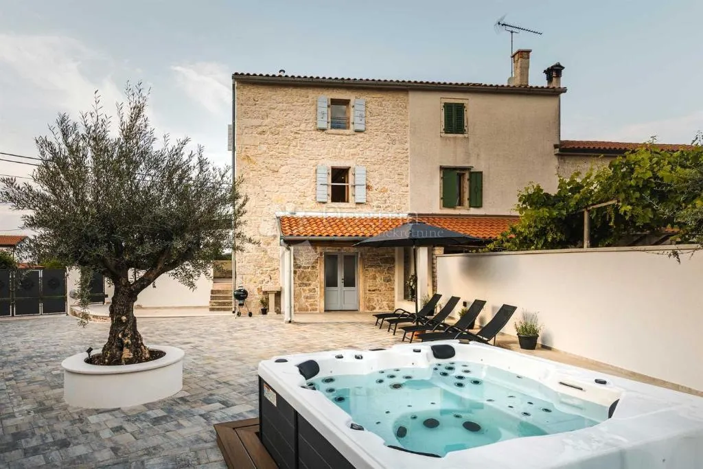 Poreč - renovirana kamena kuća zadnja u nizu s jakuzijem