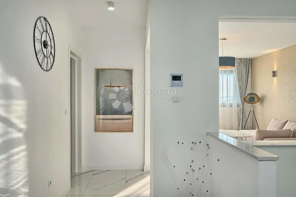vila s bazenom u strožancu - slika 22