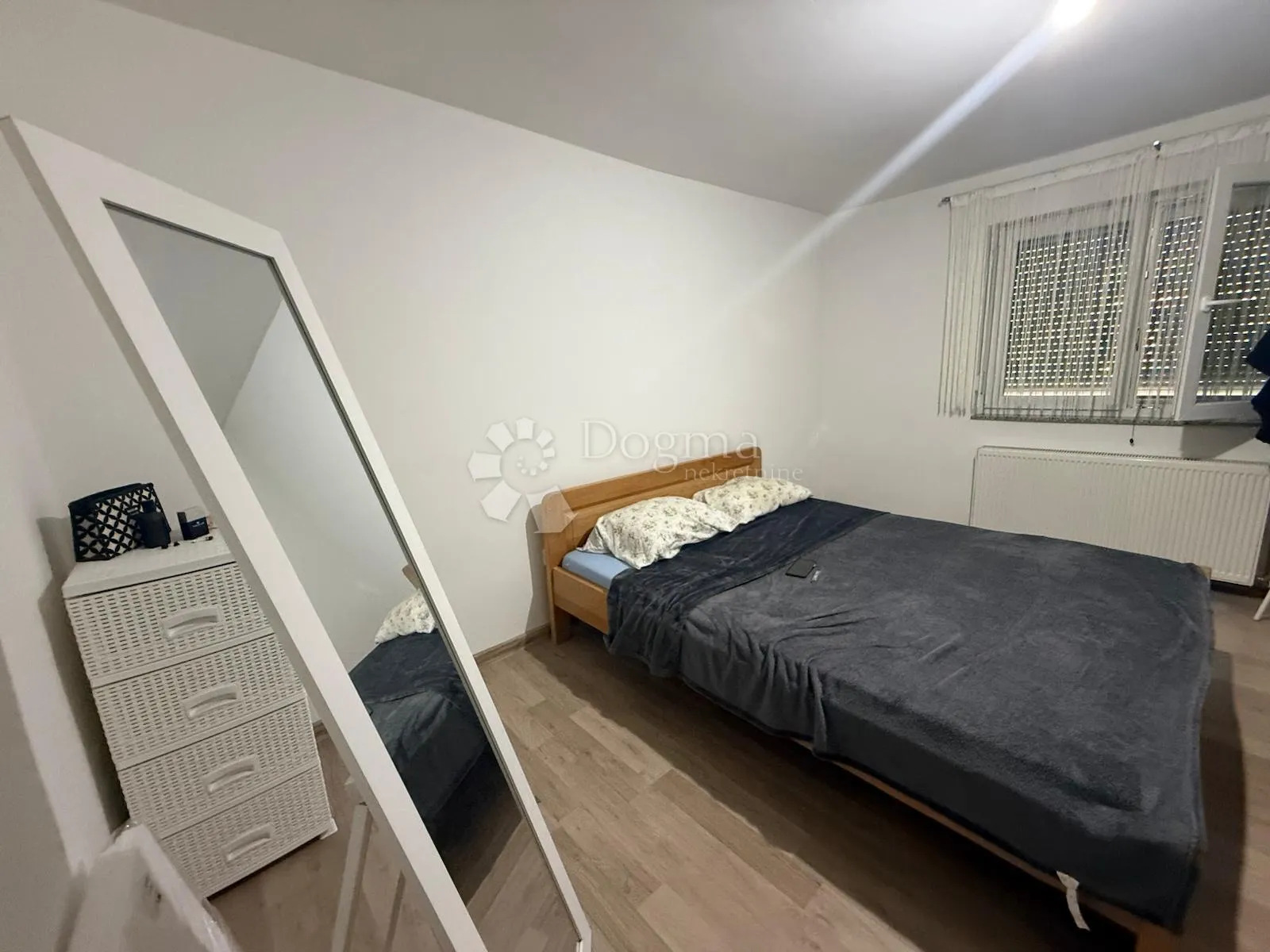 useljiva kuća sa pomoćnim stambenim objektom - slika 18