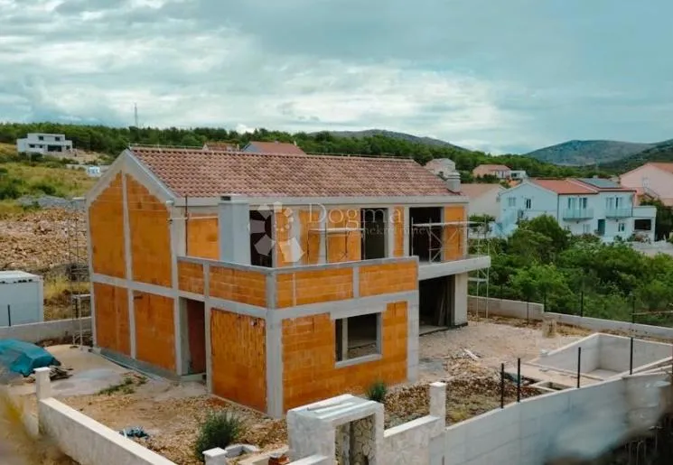 vila s bazenom u zelenoj oazi - slika 5