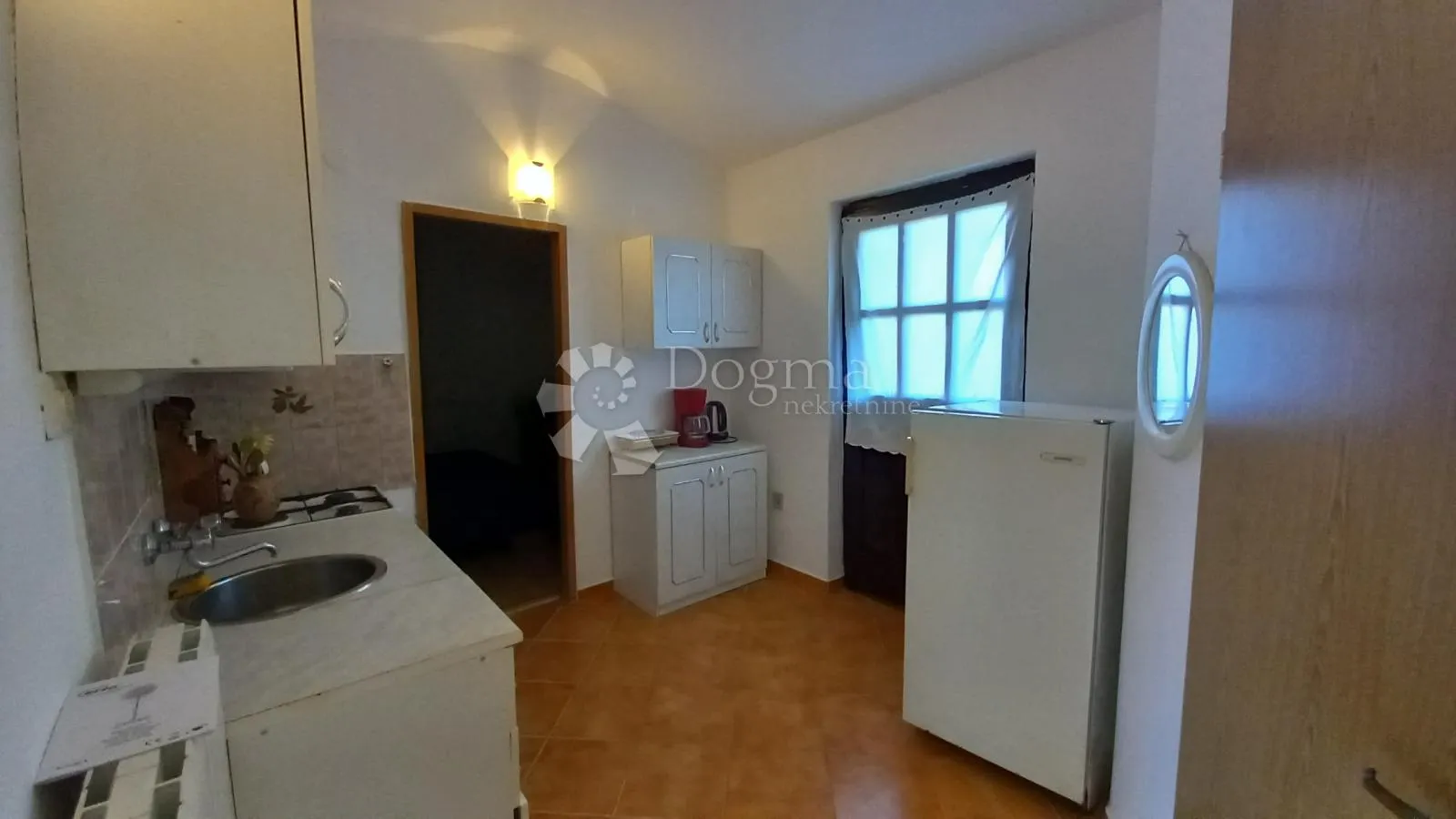 prostrana kuća s dva apartmana u mirnom okruženju blizu brtonigle - slika 23